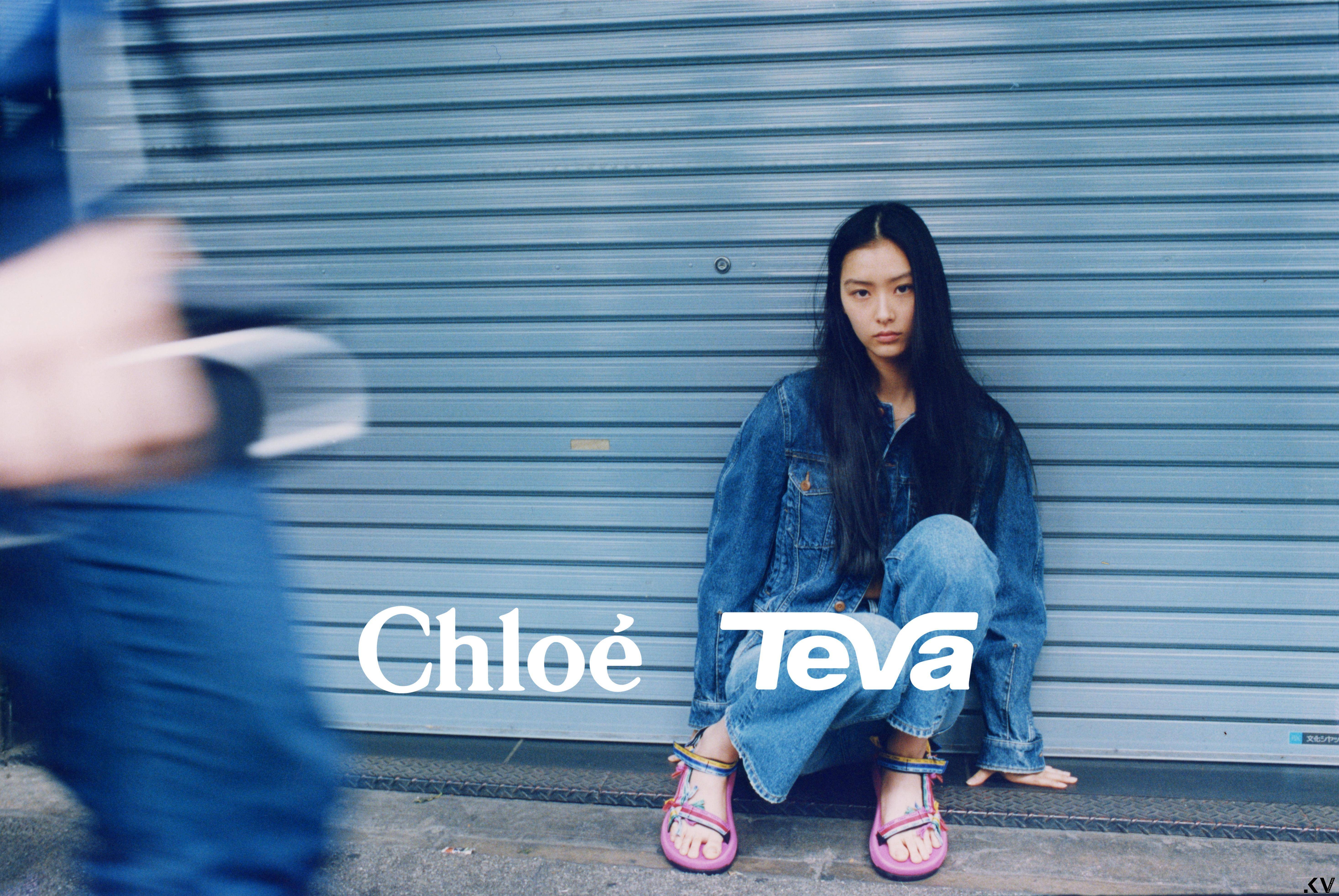 今夏最美凉鞋Chloé X Teva！　Logo彩色蝴蝶结、天然米色系梦幻上脚 时尚穿搭 图1张